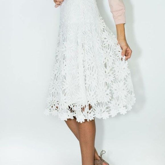 Eyelet off white skirt - Picture 2 of 4
